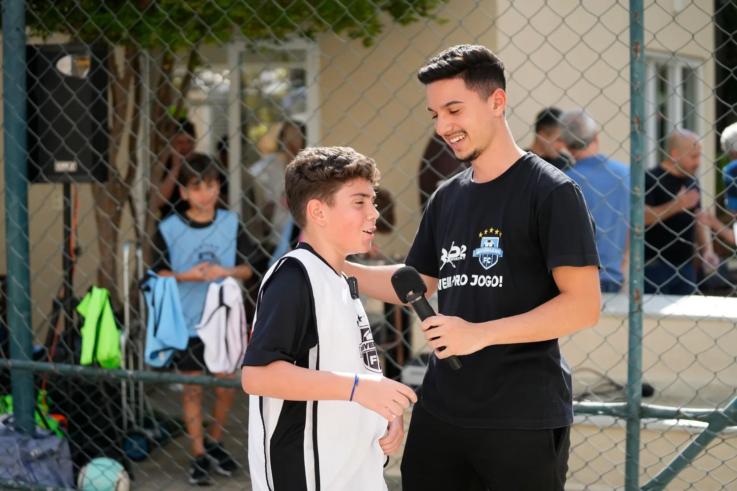Narrador do Aniversário FC entrevistando o aniversariante com microfone