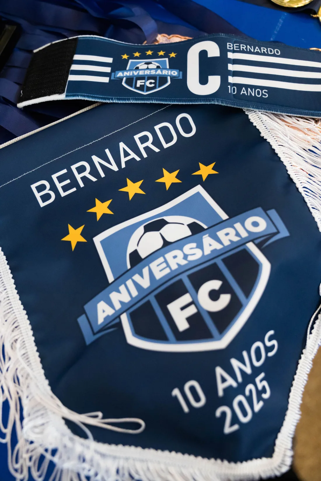 Flâmula e faixa de capitão personalizadas com o nome Bernardo, 10 anos